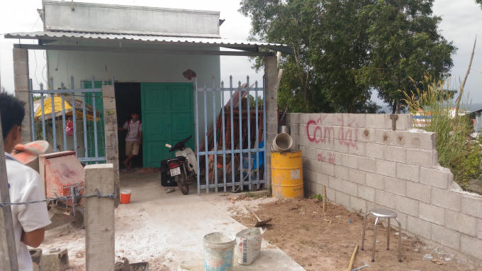 Một căn nhà xây dựng dở trên núi.