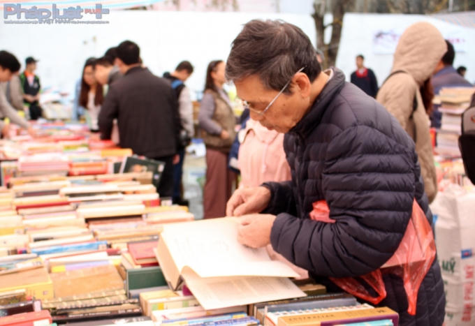 đây còn là dịp để những người lớn tuổi sưu tầm những cuốn sách lớn, cuốn sách kinh điển,