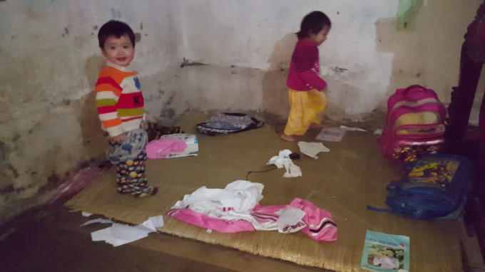 Phút giây nô đùa của những đứa trẻ trong căn nhà lụp xụp. Ảnh: Huy Trung