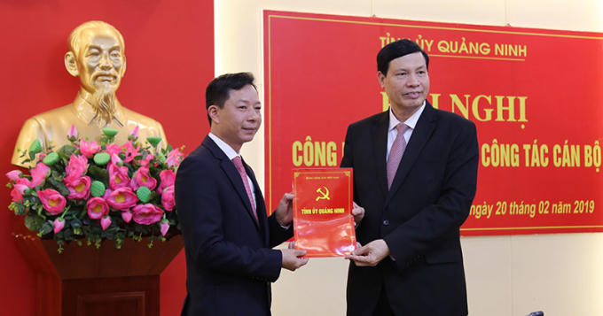 Đồng chí Nguyễn Đức Long trao quyết định và chúc mừng đồng chí Lê Văn Ánh.