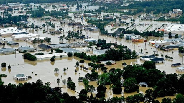 Reuters đưa tin, động thái này của chính phủ Mỹ sẽ tạo điều kiện cho các nơi chịu ảnh hưởng của lũ lụt sớm nhận được quỹ hỗ trợ khẩn cấp của liên bang. (Ảnh: AP)