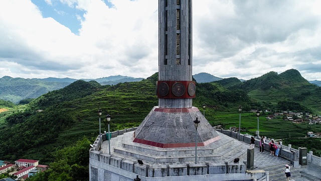 Chân đế hình bát giác, có trang trí bằng mặt trống đồng.