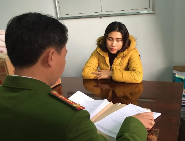 Đối tượng Phan Thị Huyền tại cơ quan công an.