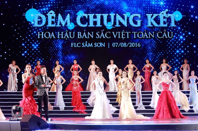 Các thí sinh rạng rỡ trong đêm thi chung kết.