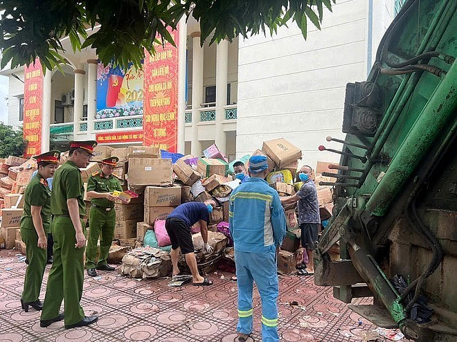 Cơ quan chức năng tổ chức thu gom, tiêu hủy theo quy định.