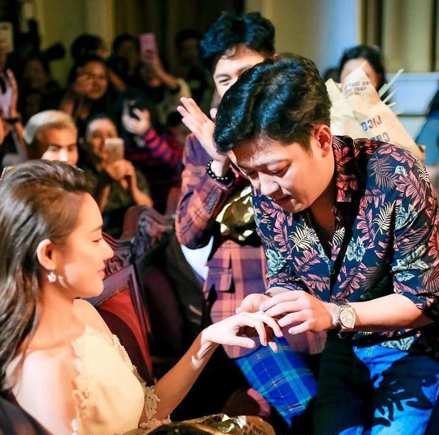 Vừa bất ngờ và lúng túng, Nhã Phương ngượng ngùng đưa tay cho Trường Giang đeo nhẫn. Cũng vì biểu cảm này, nhiều khán giả cho rằng nữ diễn viên