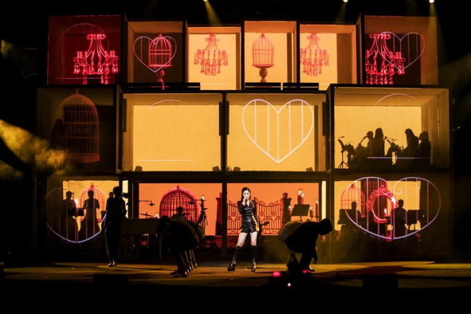 Phần tiếp theo của liveshow “Hộp thư số 1” – “Những cánh thư từ tình yêu gia đình” với liên khúc “Tóc gió thôi bay – Hà Nội mùa này vắng những cơn mưa”, “Mẹ tôi”.. 