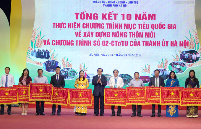 Bi thu HN trao co thi dua cua UBND TP Ha Noi cho cac tap the co thanh tich xuat sac trong phong trao xay dung nonng thon moi