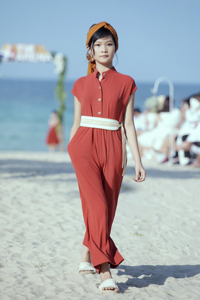 Hà Thiên Trang trong trang phục của Phương Nguyễn Silk.