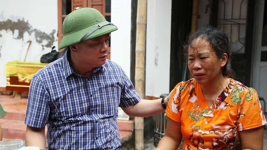 Ông Nguyễn Khắc Thận, Phó Bí thư Tỉnh ủy, Chủ tịch UBND tỉnh thăm hỏi, động viên gia đình có thân nhân tử nạn do lốc xoáy tại xã Thái Thụy.