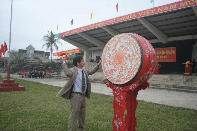 Ông Trần Danh Lai, Chủ tịch UBND huyện Quỳnh Lưu đánh hồi trống giục động viên tinh thần các thanh niên huyện nhà trong lễ giao nhận quân. (Ảnh Duy Ngợi).