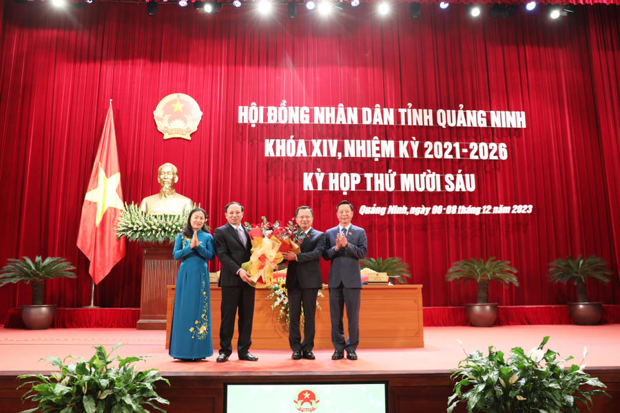 Ông Nguyễn Xuân Ký, Ủy viên Trung ương Đảng, Bí thư Tỉnh ủy, Chủ tịch HĐND tỉnh tặng hoa chúc mừng Phó Bí thư Tỉnh ủy, Chủ tịch UBND tỉnh Cao Tường Huy.