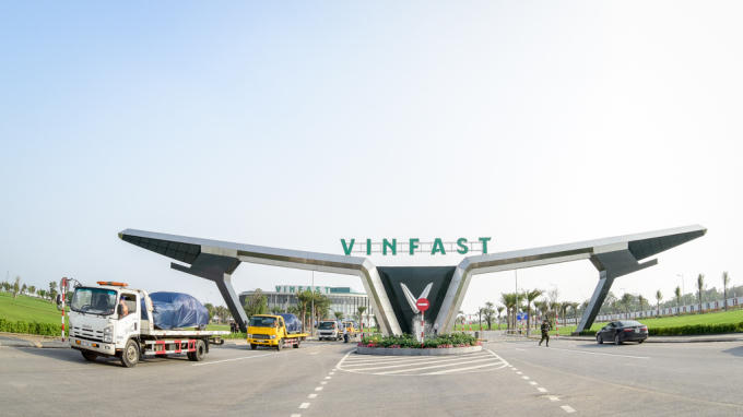 Dàn xe VinFast được vận chuyển bằng xe chuyên dụng từ nhà máy ra sân bay để chuyển đi nước ngoài.