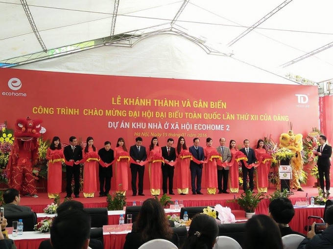 Các đại biểu cắt băng khánh thành công trình