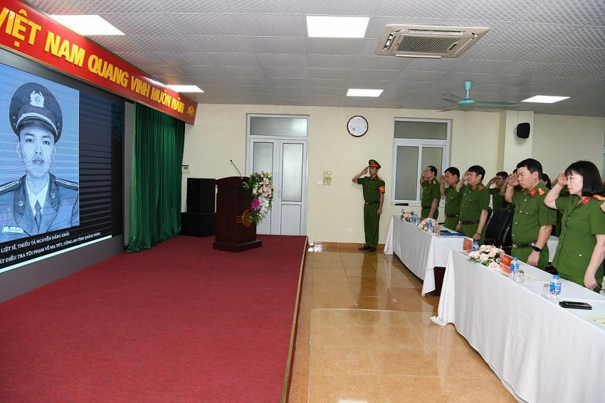 Lãnh đạo cùng toàn thể các cán bộ, chiến sỹ Cục C04 dành 1 phụt mặc niệm người đồng đội đã hi sinh trong khi truy bắt tội phạm.