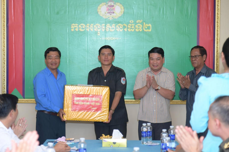 Ông Lê Trung Hồ - Phó Chủ tịch UBND tỉnh, Trưởng Ban Chuyên trách tỉnh Kiên Giang trao tặng quà cho Đội K92 đang thực hiện nhiệm vụ tại tỉnh Kampot, vương quốc Campuchia