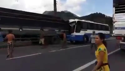 Thời điểm 2 xe còn dính vào nhau