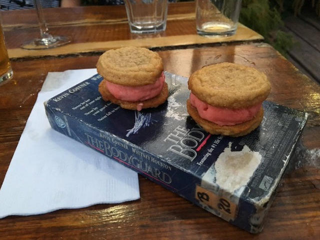 Bánh ngọt được bày trên... cuốn sách cũ