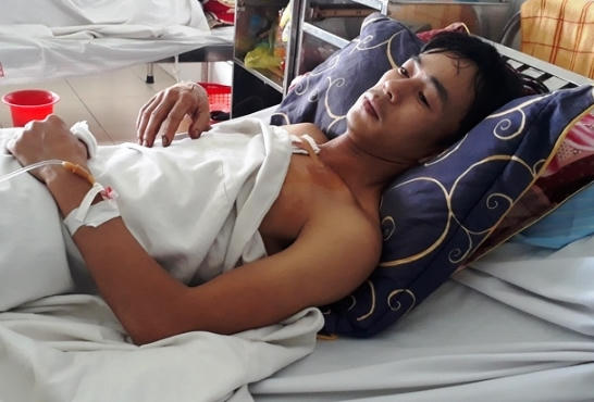 Nạn nhân Trần Văn Hiệp đang được điều trị tích cực tại BV đa khoa tỉnh Nghệ An.