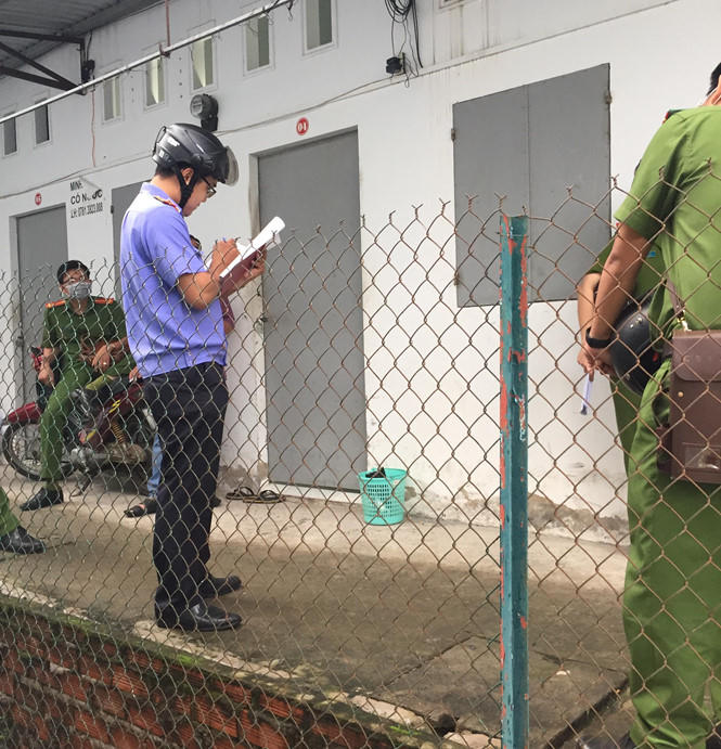 Cơ quan chức năng đang khám nghiệm hiện trường ẢNH: TRẦN THANH PHONG.