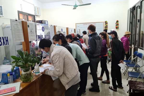 Người dân chen nhau đi xin giấy xác nhận ra vào TP Hải Phòng tại quận Hải An