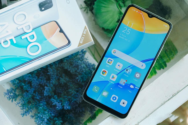 Oppo A15 - Máy sở hữu màn hình kích thước 6,52 inch, sử dụng tấm nền LCD, độ phân giải HD+. Phần mặt lưng của máy được thiết kế bo cong đều, giúp mang lại cảm giác cầm nắm tốt. Oppo A15 được trang bị bộ xử lý MediaTek Helio P35, RAM 3 GB cùng bộ nhớ trong 32 GB. Viên pin đi kèm có dung lượng 4.230 mAh. Đáng tiếc, máy vẫn chỉ sử dụng cổng sạc micro USB tương đối cũ. Mẫu máy này đang được bán với mức giá 3,5 triệu đồng.