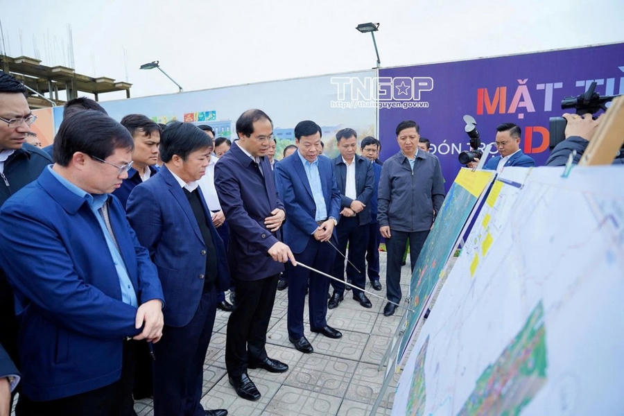 Bí thư Tỉnh ủy và Đoàn công tác kiểm tra thực địa tại Dự án đường nối ĐT.261 với ĐT.266, đây là dự án nằm trong nhóm đầu tư hạ tầng trọng điểm của tỉnh, hiện đã hoàn thành. Khi đưa vào sử dụng, tuyến đường không chỉ giúp mở rộng không gian phát triển đô thị công nghiệp phía Tây Nam tỉnh, mà còn tạo động lực thu hút đầu tư và thúc đẩy phát triển kinh tế - xã hội địa phương.