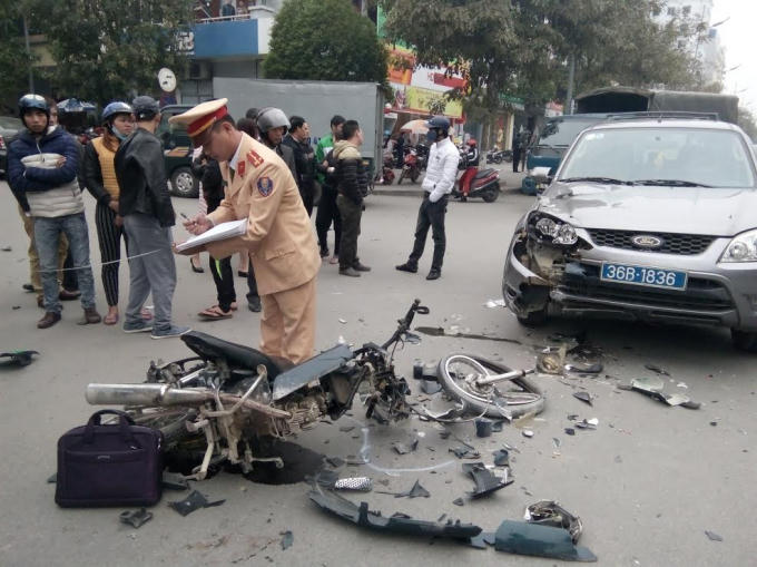 Tại hiện trường, chiếc xe máy vỡ nát thành nhiều mảnh do cú va chạm quá mạnh.