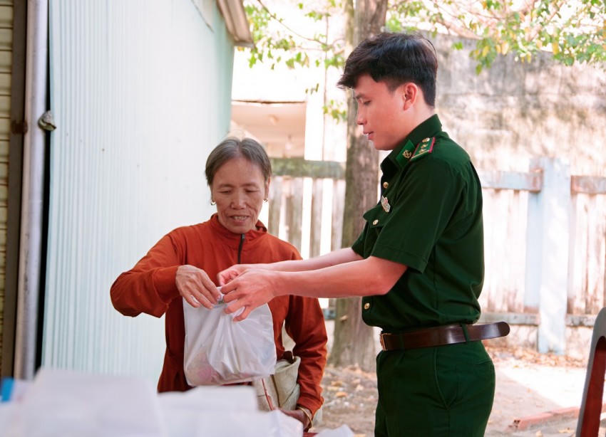 Cán bộ Bộ đội Biên phòng tỉnh phối hợp cấp thuốc miễn phí, tặng quà cho người dân