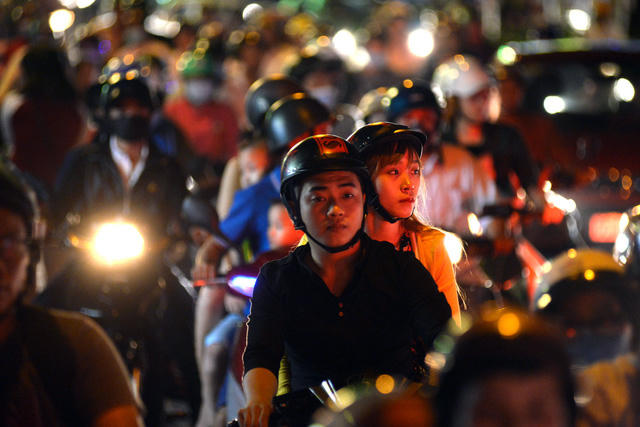 Mệt mỏi trong vòng xoay xe cộ ở trung tâm thành phố dịp đầu năm.