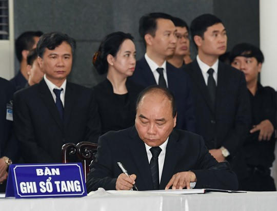 Nhiều đo&agrave;n kh&aacute;ch trong nước v&agrave; Quốc tế viếng Chủ tịch nước Trần Đại Quang