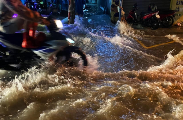 TP HCM: Sau mưa lớn, nhiều tuyến phố ngập sâu