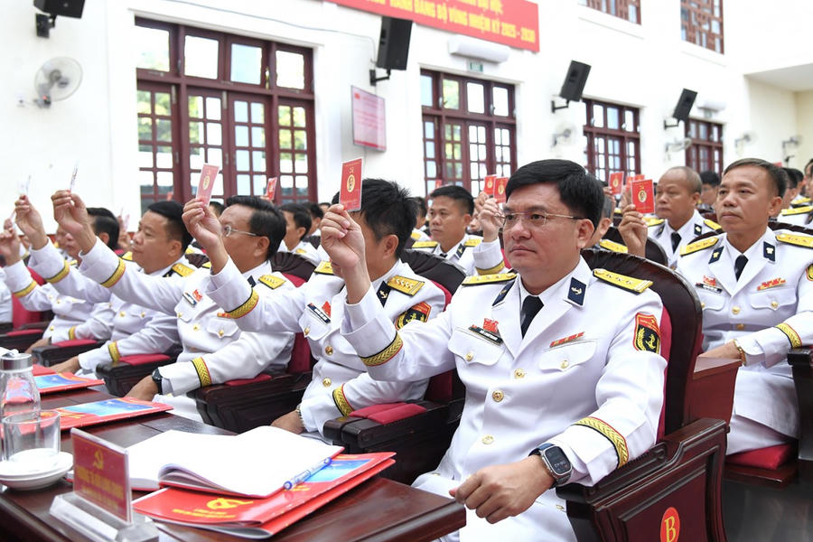 Biểu quyết thông qua nghị quyết đại hội