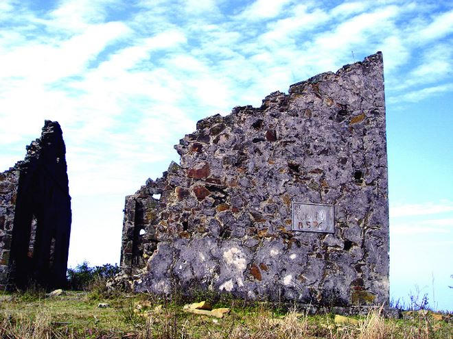 Dấu tích biệt thự cổ Pháp xây trên đỉnh Mẫu Sơn.