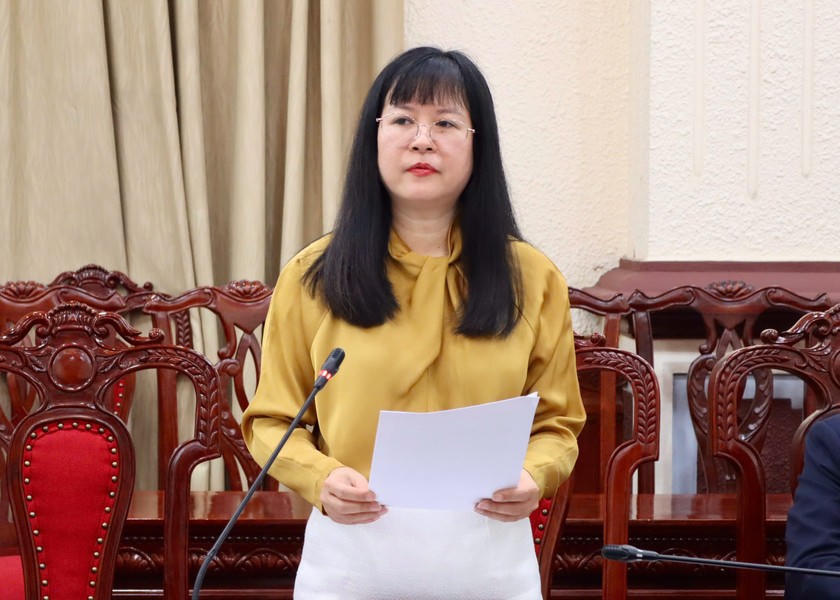 Bà Đỗ Thị Thanh Hương, Phó Vụ trưởng Vụ Công tác xây dựng VBQPPL trình bày báo cáo nhiệm vụ trọng tâm công tác tháng 3/2025. (Ảnh: PV)