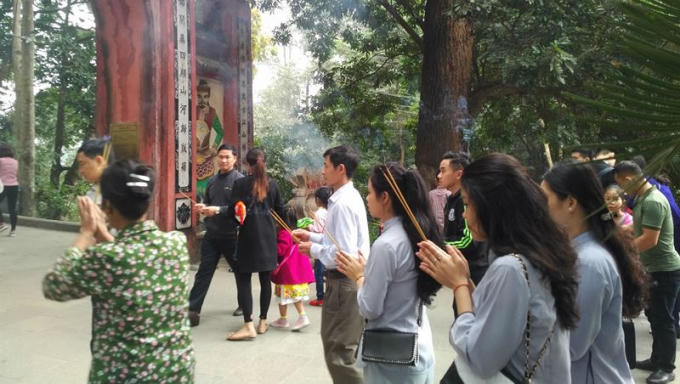 H&agrave;ng vạn người d&acirc;n thập phương đi lễ đền H&ugrave;ng cầu may ng&agrave;y đầu xu&acirc;n