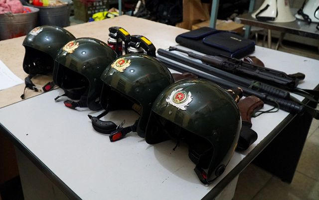 Lực lượng CSCĐ được trang bị c&ocirc;ng cụ hỗ trợ chuy&ecirc;n dụng để trấn &aacute;p những tội phạm nguy hiểm.