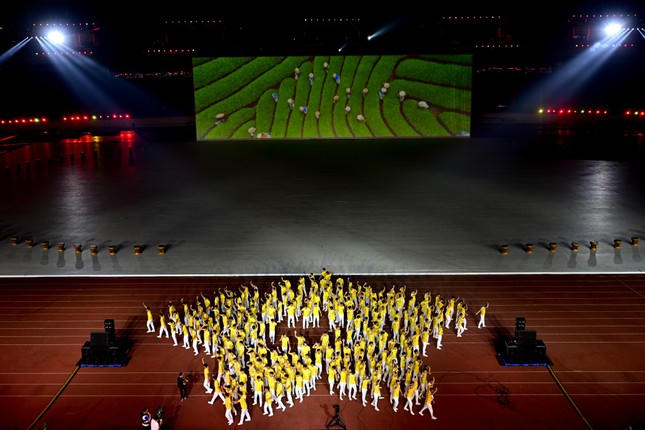 Hàng trăm diễn viên, học viên được huy động cho các đại cảnh.