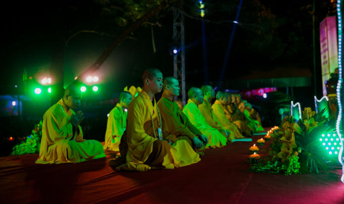 Các nhà sư đang thực hiên nghi thức làm lễ.