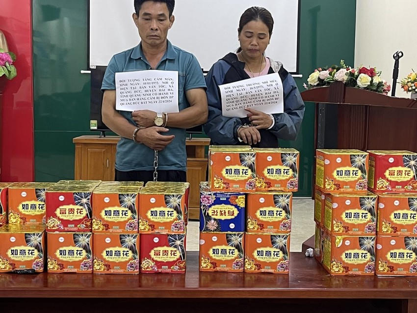 Hai vợ chồng Mằn - Múi và tang vật vụ án tại cơ quan chức năng. Ảnh: BĐBP cung cấp.