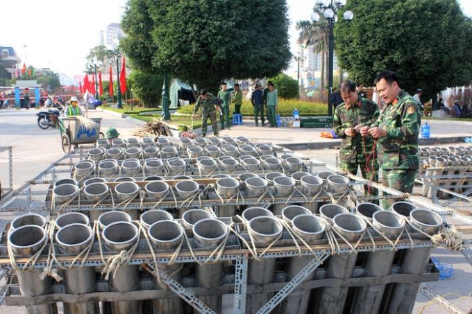 Toàn cảnh trận địa pháo đang được các chiến sĩ bộ đội lắp ráp.