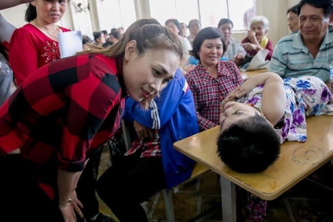 Những hình ảnh ấn tượng Mỹ Tâm trong chuyến thiện nguyện cuối năm