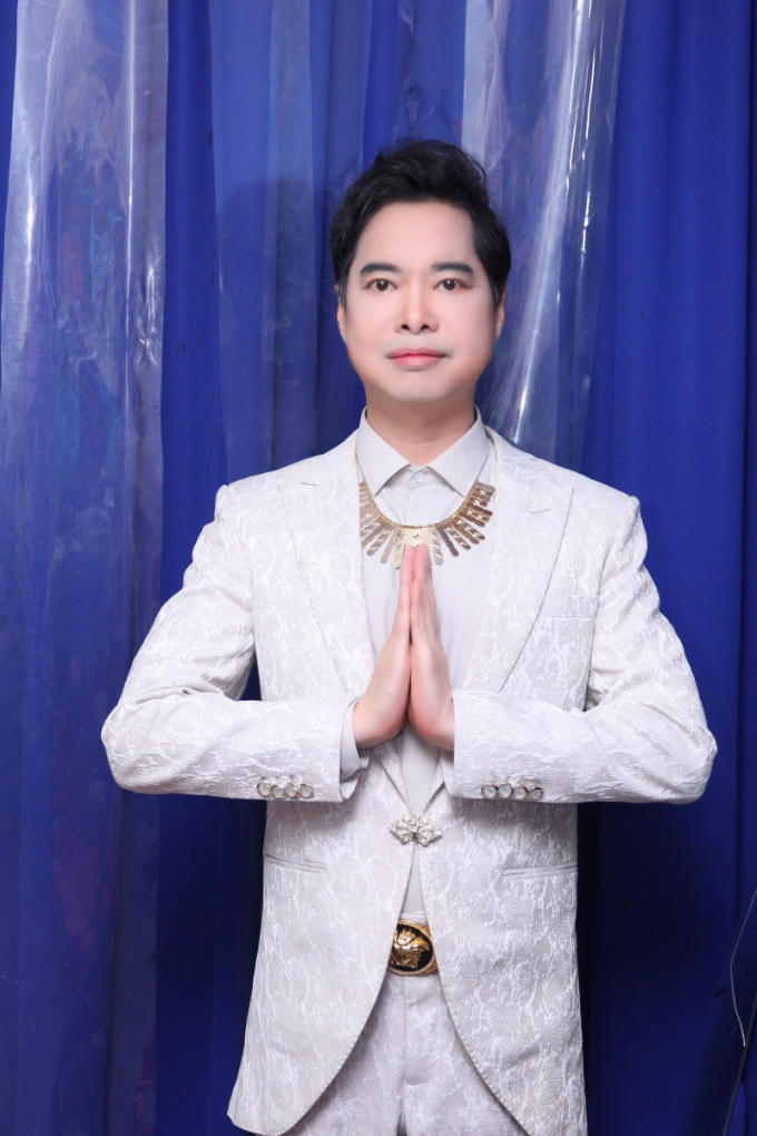 “Ông hoàng nhạc sến” dạy học trò ghi nhớ 3 điều: Hiếu thảo, tôn sư trọng đạo và đối nhân xử thế tu tâm tích đức. Trong cách đối nhân xử thế, luôn đặt “nhẹ nhàng nhường nhịn nhẫn nại nên người” lên hàng đầu.