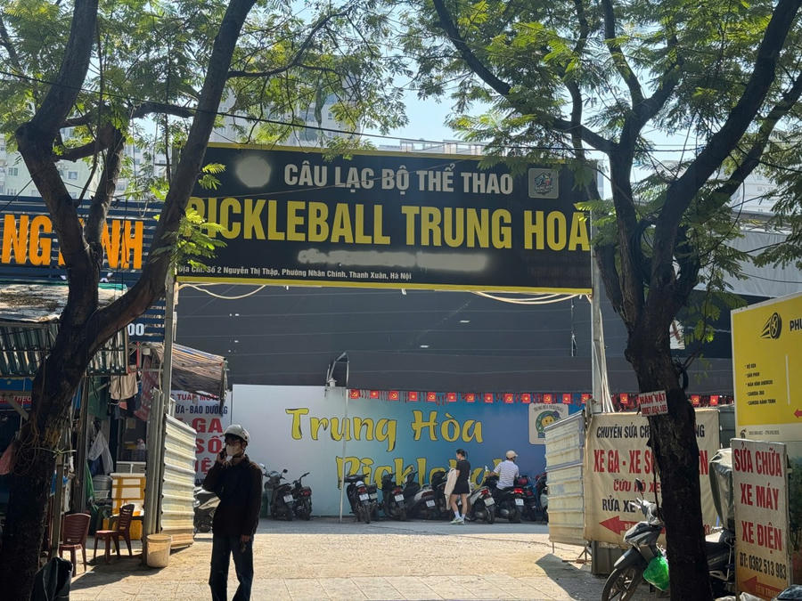Cụm sân Pickleball và các công trình trái phép tại số 2 phố Nguyễn Thị Thập, phường Yên Hòa, TP Hà Nội.