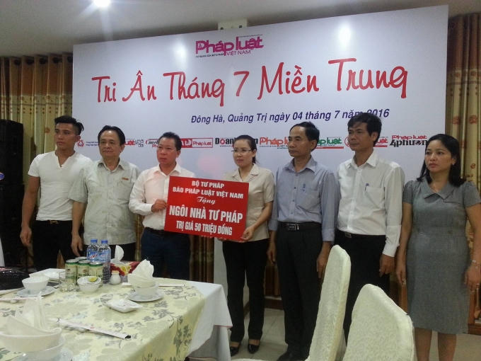 TS Đào Văn Hội- Tổng Biên tập báo Pháp Luật Việt Nam trao "Ngôi nhà Tư pháp" đến chị Lê Thị Thương người có hoàn cảnh khó khăn.