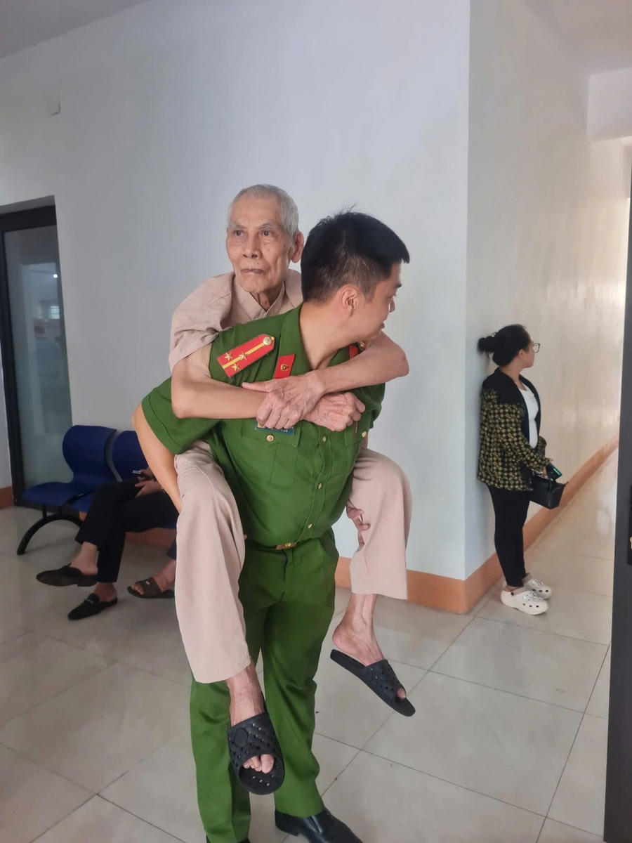 Vị đảng viên lão thành xúc động: "Cảm ơn các cháu Công an rất thân thiện, tận tình, lại rất khoẻ, các cháu cõng ông cả chặng đường mà không hề mệt mỏi!"