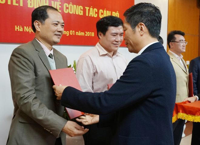 Bộ trưởng trao Quyết định cho tân Vụ trưởng Vụ Pháp chế Nguyễn Anh Sơn.