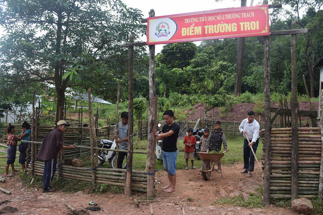 Thầy và trò điểm trường bản Troi, Trường tiểu học số 2 Thượng Trạch lao động đầu năm học mới