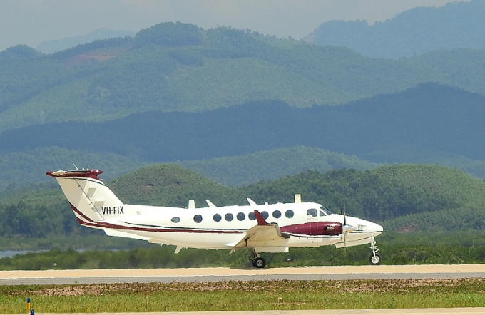 Chiếc King Air 350 phản lực di chuyển trên đường băng.