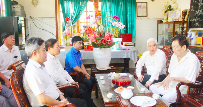 Bí thư Tỉnh ủy Bình Phước Nguyễn Văn Lợi (thứ hai, từ phải sang) và Bí thư Tỉnh Đoàn Bình Phước Trần Quốc Duy (thứ ba, từ phải sang) và đoàn công tác đến thăm, chúc sức khỏe nguyên Bí thư Tỉnh ủy Bùi Thanh Phong, ở huyện Chơn Thành